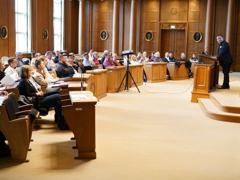 Menschen schauen sich einen Vortrag an