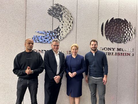 Von links nach rechts: Patrick Mushatsi-Kareba (CEO Sony Music Entertainment GSA), Jörn Oltmann (Bezirksbürgermeister von Tempelhof-Schöneberg), Franziska Giffey (Bürgermeisterin und Wirtschaftssenatorin) und Christoph Behm (Vice President Commercial Sales)