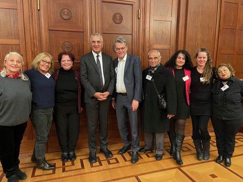 Bezirksbürgermeister von Mezitli Neşet Tarhan (4. von links) und Bezirksbürgermeister von Tempelhof-Schöneberg Jörn Oltmann (5. von links) mit der Delegation aus Mezitli