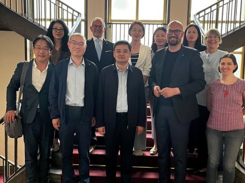 Bezirksbürgermeister von Shunyi Cui Xiaohao (Mitte), Staatssekretär Michael Biel (vordere Reihe, 2. von rechts) sowie Vertreter_innen der Berliner Verwaltung und der chinesischen Delegation