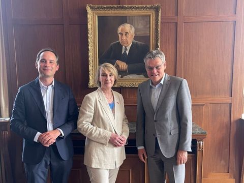 Von links nach rechts: Dr. Martin Altemeyer-Bartscher (Abteilungsleiter Wirtschaftspolitik HWK), Carola Zarth (Handwerkskammerpräsidentin Berlin), Bezirksbürgermeister Jörn Oltmann