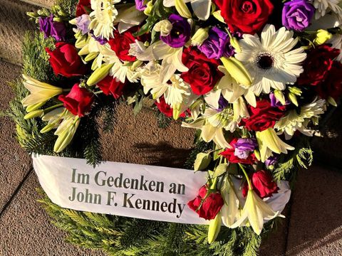 Der Kranz im Gedenken an John F. Kennedy