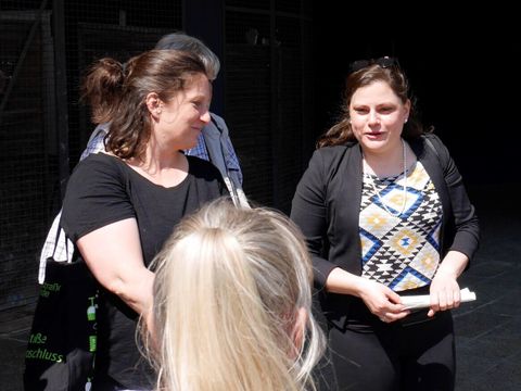 Bezirksstadträtin Eva Majewski im Gespräch mit Bürger_innen bei der Baustellenführung im Aktiven Zentrum Lichtenrade. (Bild: Bezirksamt Tempelhof-Schöneberg)