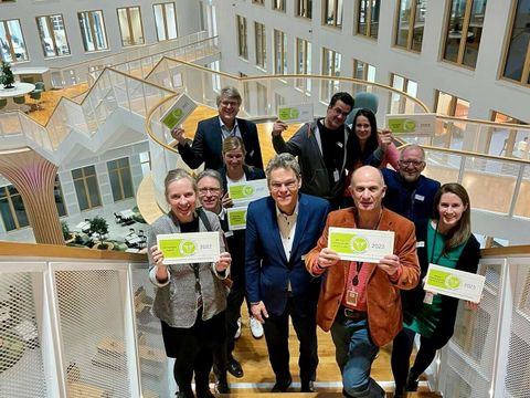 Bezirksbürgermeister Jörn Oltmann (mittig) und die Neumitglieder der Zukunfts-Charta „Grüner Hirsch“