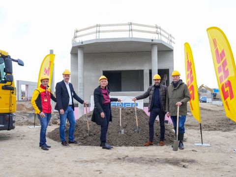Von links nach rechts: Martin Grimm (Niederlassungsleiter Berlin-Marienfelde, DHL Freight Berlin), Björn Michelchen (Geschäftsführer der Bremer Berlin-Brandenburg GmbH), Martina Marijnissen (Leiterin der Wirtschaftsförderung Tempelhof-Schöneberg), Götz Hanningsmann (Manager der Area Nord, DHL Freight DACH) und Marc Urbatsch (Geschäftsführer der Operatio GmbH) (Bild: Deutsche Post AG)