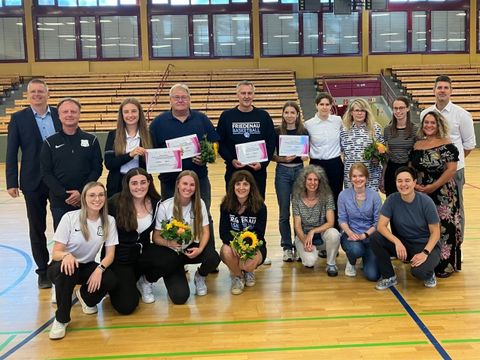 Bezirksstadtrat Tobias Dollase (links) mit den Gewinnerinnen der Förderpreise für Frauen- und Mädchensport (Bild: Bezirksamt Tempelhof-Schöneberg)