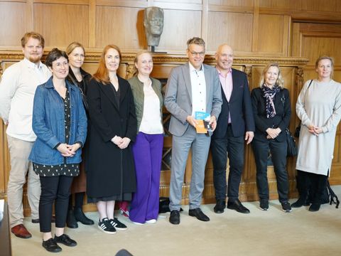 Bezirksbürgermeister Jörn Oltmann (vierter von rechts) und Delegationsleiter Hannu Hyttinen (dritter von rechts) mit der Delegation aus Helsinki im Rathaus Schöneberg