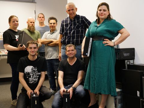 Bezirksstadträtin Eva Majewski (rechts) mit Mitarbeitenden der IT-Stelle des Bezirksamtes Tempelhof-Schöneberg und ausgemusterten Computern für die Ukraine