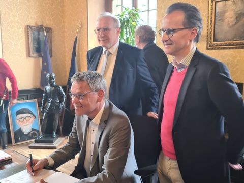 Bezirksbürgermeister Jörn Oltmann bei der Eintragung in das Gästebuch von Charenton. Von links nach rechts: Bezirksbürgermeister Jörn Oltmann, René Freysz (Präsident Partnerschaftsverein Charenton-le-Pont), Hervé Gicquel (Bürgermeister von Charenton-le-Pont) (Bild: Bezirksamt Tempelhof-Schöneberg)