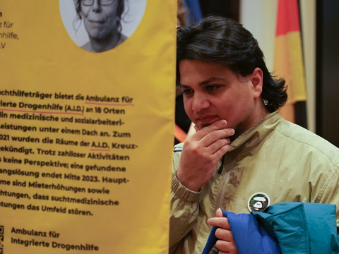 Eine Person schaut auf eine Fahne mit Informationen.
