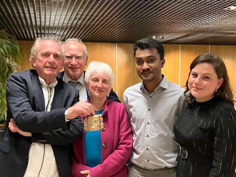Partnerschaftsvereine: Von links nach rechts: Patrice Lombart (Präsident der Deutschen Abteilung des Partnerschaftsvereins Charenton-le-Pont), René Freysz (Präsident des Partnerschaftsvereins Charenton-le-Pont), Dagmar Lipper (Vorsitzende des Vereins für Städtepartnerschaften Tempelhof-Schöneberg), Martin Rutsch (Bezirksverordneter), Eva Majewski (Bezirksstadträtin für Stadtentwicklung und Facility Management) (Bild: Bezirksamt Tempelhof-Schöneberg)