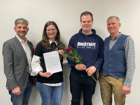 Von links nach rechts: Jugendstadtrat Oliver Schworck mit Louisa Richter und Marco Herrmann vom CPYE e.V. sowie Jugendamtsdirektor Rainer Schwarz