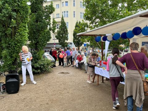 Begrüßung der Besucher_innen durch Frau Hankel, Vorstandsvorsitzende des Vereins Quartier Bayerischer Platz e.V. (Bild: Bezirksamt Tempelhof-Schöneberg)