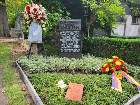 Das Ehrengrab auf dem Sankt-Matthäus-Kirchhof mit dem Gedenkkranz des Bezirksbürgermeisters Oltmann und BVV-Vorstehers Böltes sowie einem Gesteck von Brigadegeneral Uchtmann