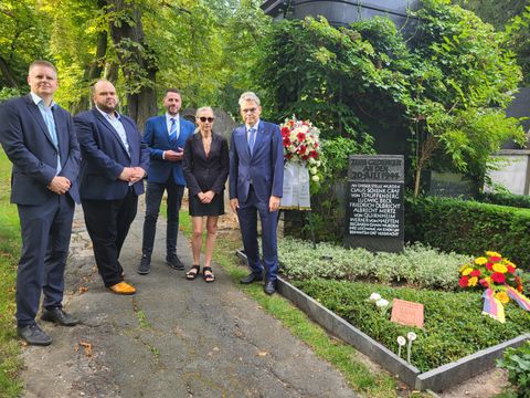 Von links nach rechts: Bezirksstadträte Herr Dollase und Herr Steuckardt, Oberstleutnant Herr Gerdes, stellvertretende BVV-Vorsitzende Frau Zander-Rade und Bezirksbürgermeister Oltmann