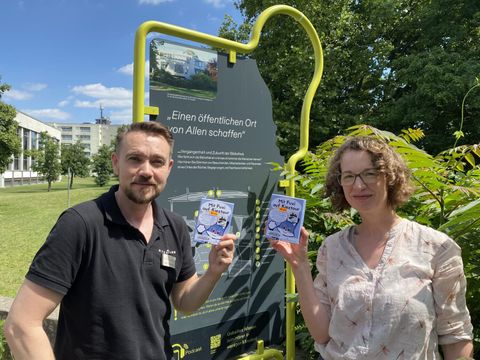 Von links nach rechts: Bibliothekar Johnny Gallinowski und Spieleautorin Anja Wrede (Bild: Stadtbibliothek Tempelhof-Schöneberg)