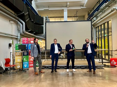 v.l.n.r. Martin Rahmel (Managing Director at Chemical Invention Factory), BzBm Jörn Oltmann, Frank Becker vom Wissenschaftsladen kubus an der TU Berlin und Christian Schröder Vizepräsident der TU BERLIN für Studium und Lehre, Lehrkräftebildung und Weiterbildung (Bild: Ba Tempelhof-Schöneberg)