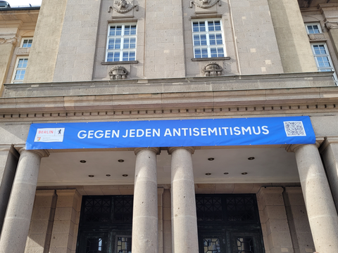 Die Tempelhof-Schöneberger Aktionswochen gegen Antisemitismus starteten mir der Anbringung des Banners „Gegen jeden Antisemitismus“ vor dem Rathaus Schöneberg.