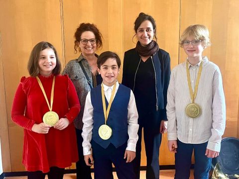 Die Musikschullehrerinnen Martina Schraps (Horn) und Cordula Heiland (Klavier) mit ihren Schüler_innen Selina Yashar, Jonathan Ribbe und Immanuel Wöhlicke (alle Horn), die ebenfalls am Landeswettbewerb teilgenommen haben und ausgezeichnet wurden (Bild: Leo Kestenberg Musikschule)
