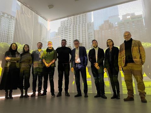 Marc Tamschick (5. von links), Bezirksbürgermeister Jörn Oltmann (6. von links), Luc Moser (7. von links) und Team von Tamschick Media+Space GmbH (Bild: Berlin Partner)