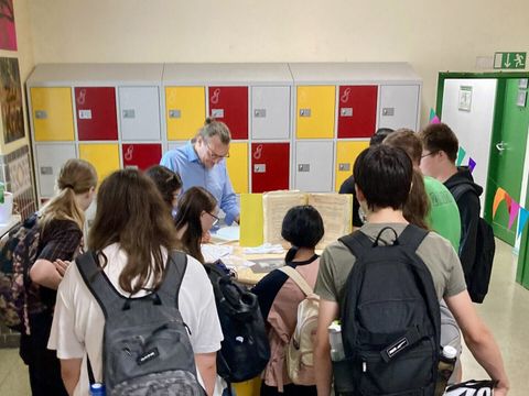Interessierte Blicke in den Ordner, der den Anstoß für das Projekt gab (Bild: Museen Tempelhof-Schöneberg)