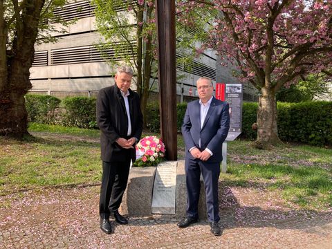 Bezirksbürgermeister Jörn Oltmann und Bezirksverordnetenvorsteher Stefan Böltes legen einen Kranz am Mahnmal im Bornhagenweg in Lichtenrade nieder.