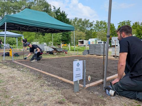 Die Azubis vom Bezirksamt Tempelhof-Schöneberg legen ihr gärtnerisches Bauwerk an (Bild: Bezirksamt Tempelhof-Schöneberg)