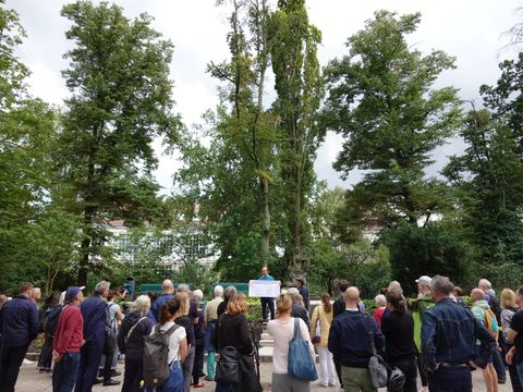 Der Projektleiter vom Straßen- und Grünflächenamt bei der Vorstellung der Maßnahmen während des Rundgangs zur Eröffnung. (Bild: Bezirksamt Tempelhof-Schöneberg, Marlena Handels )