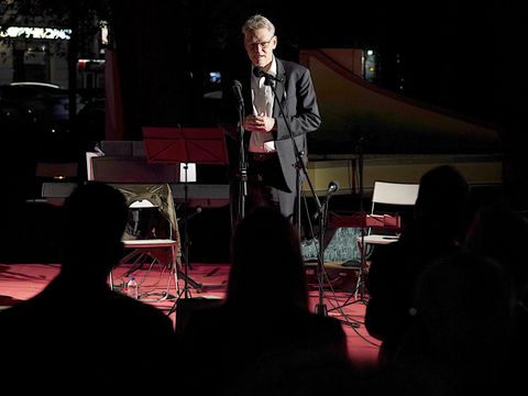 Bezirksbürgermeister Jörn Oltmann begrüßt die Künstler_innen und Gäste des Serenadenkonzertes.