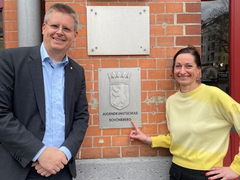 Bezirksstadtrat Tobias Dollase und JuKS-Leiterin Christine Garenne freuen sich: Volles Programm in der JuKS! (Bild: Jugendkunstschule Tempelhof-Schöneberg)