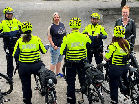 Hintere Reihe von links nach rechts: Mitglied Fahrradstaffel, Frau Legner (Ordnungsamt) , Mitglied Fahrradstaffel, Frau Ganser (Ordnungsamt)