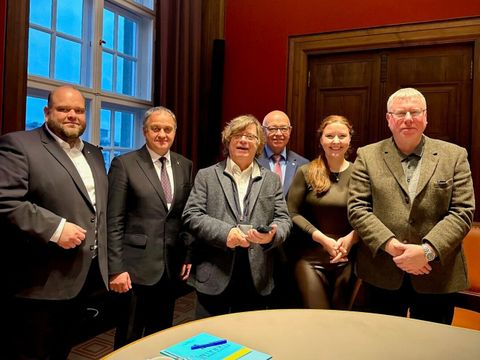 Von links nach rechts: Matthias Steuckardt (stellvertretender Bezirksbürgermeister), Vitalii Lukov (Vizebürgermeister von Mykolajiw), Bertram von Boxberg (Bezirksverordneter), Klaus Hackenschmied (Bezirksverordneter), Hanna Montavon (Mykolaiv Water Hub) und Uwe Kasper (Bezirksverordneter)