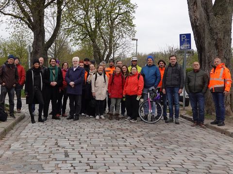 Fachaustausch mit Verkehrsexpert_innen aus den Bezirken, der Senatsverwaltung für Mobilität, Verkehr, Klimaschutz und Umwelt, dem NUDAFA-Projekt der TH Wildau, der infraVelo, der BVV, dem FahrRat Tempelhof-Schönebergs sowie dem beauftragtem Unternehmen Fräsdienst E.FEIND (Bild: Bezirksamt Tempelhof-Schöneberg, Ulrike Harbort)