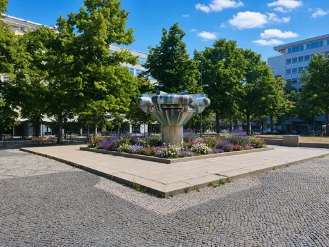 Visualisierung der Bepflanzung am Nordbrunnen des Wittenbergplatzes. Das Bild wurde mit KI bearbeitet, die finale Gestaltung wird davon abweichen. (Bild: AG City)