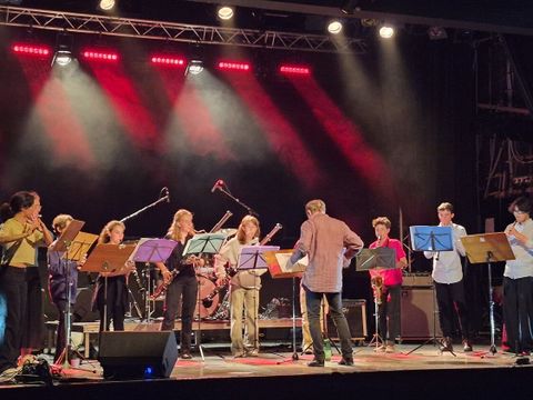 eine Gruppe von Musikern mit klassischen Instrumenten auf einer Bühne