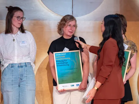 Christina Scholz, Leiterin des Kindermuseums unterm Dach, bei der Preisverleihung „Nationale Auszeichnung – Bildung für nachhaltige Entwicklung“ (Bild: Martin Stollberg)