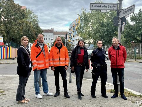 Bezirksstadträtin Dr. Saskia Ellenbeck (4. von links) mit Mitarbeitenden der BSR sowie des Ordnungsamtes Tempelhof-Schöneberg