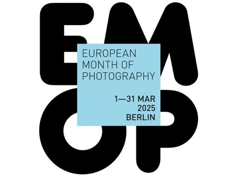 Logo des Europäischen Monats der Fotografie mit dem Zeithinweis vom 1. bis 31. März 2025 in Berlin.