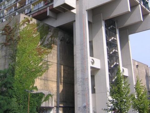 Ein großer Betonklotz, der mit einem Wohnghaus überbaut ist
