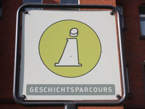 ein schild mit einem großen Buchstaben i und der Aufschrift Geschichtsparcours