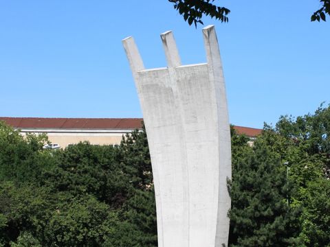 ein großes Betongebilde auf einem grünen Platz