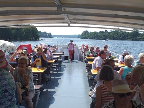 Senioren im Inneren eines Dampfers