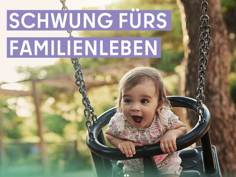 Kleinkind schwingt in Nestschaukel, mit Text: Schwung fürs Familienleben. Familienservicebüros. Unterstützung. Vor Ort. Für Familien.