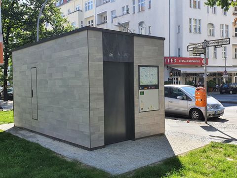 ein öffentliches Toilettenhäuschen