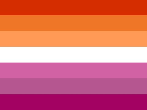 sieben Balken in je drei Orange- und Pink-Tönen unterbrochen durch einen weißen Balken
