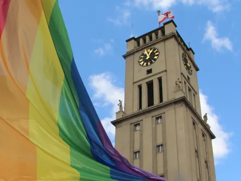 Regenbogenfahne vor dem Rathaus Schöneberg