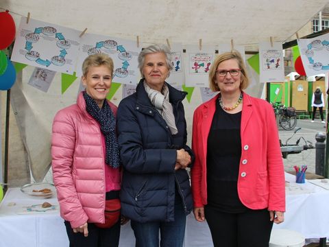 Zwei Vertreterinnen der Gruppe "NUR-MUT!" mit Bezirksbürgermeisterin Angelika Schöttler (Bild: BA T-S)