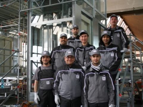Sie wollen hoch hinaus. In einem vierwöchigen Praktikum lernen acht Flüchtlinge bei Schindler die Grundlagen der Aufzugstechnik.