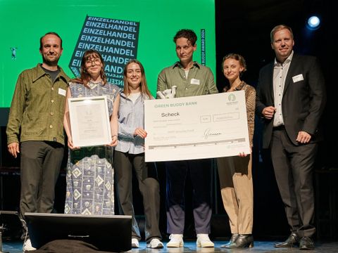 Preisübergabe in der Kategorie „Einzelhandel“ an die MOOT Upcycling GmbH (Bild: Julia Merkel)
