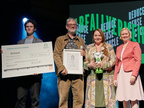 Preisübergabe in der Kategorie „Abfallvermeidung/ Reduce, Reuse und Recycle“ an die delikatessen Requisiten Fundus Berlin OHG (Bild: Julia Merkel)